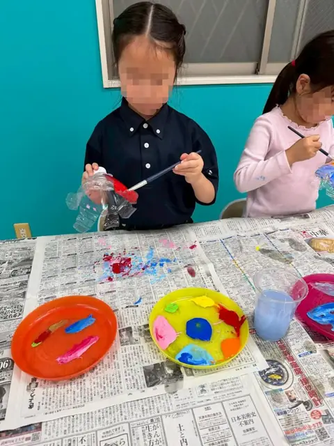 英語レッスンで工作を楽しむ子どもたち