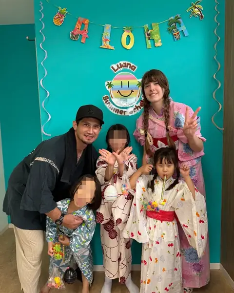 夏祭りを楽しむ子どもたちと先生