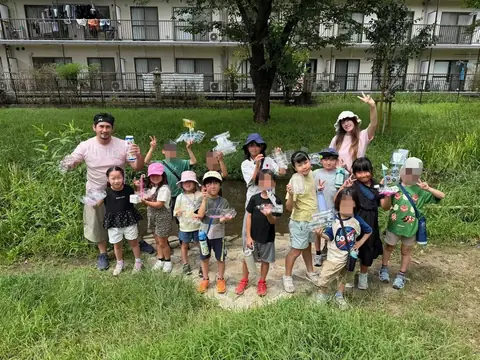 水辺の活動で集合する子どもたちと先生