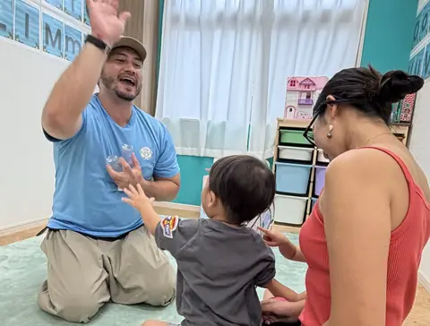Peekaboo親子クラスで先生と保護者と一緒に遊ぶ子ども
