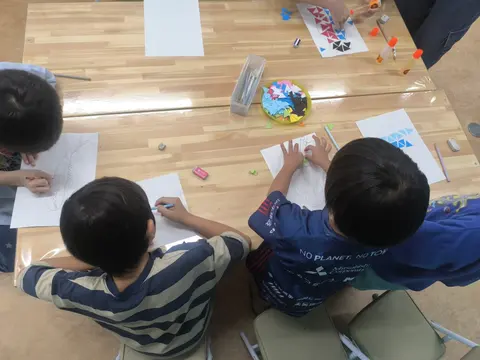 机で絵や工作に取り組む子どもたち