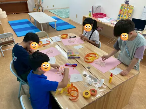 お花の工作アクティビティ - Luana English School 2026年7月
