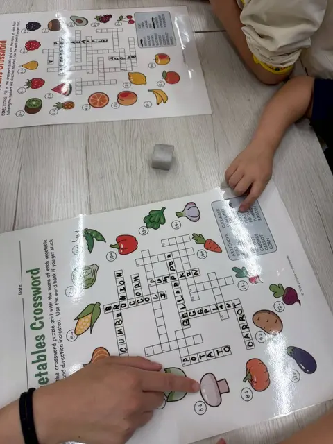 野菜の英単語のクロスワードパズルに取り組む子ども