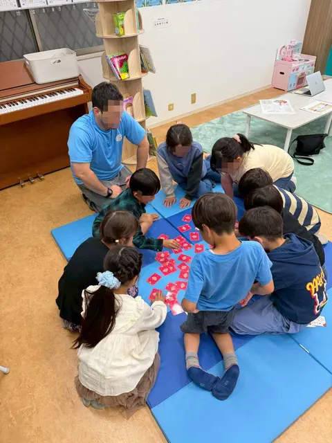 カードマッチゲームで遊ぶ子どもたち - Luana English School 府中市