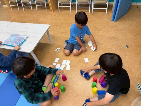 カップスタッキングに挑戦する子どもたち - Luana English School 2026年7月