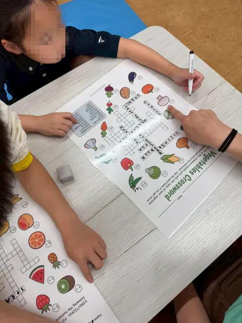 野菜の英単語のクロスワードパズルに取り組む子どもたち