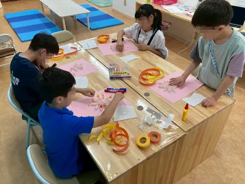 色紙やテープを使った工作に取り組む子どもたち
