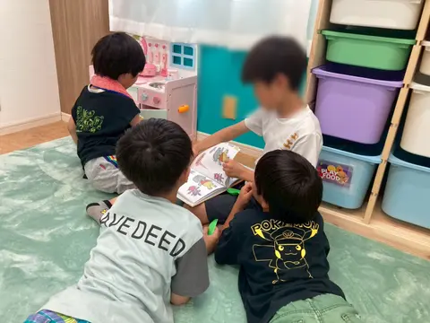 絵カードを見ながら遊ぶ子どもたち