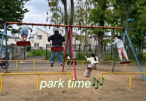 公園でブランコを楽しむ子どもたち