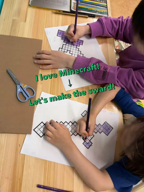 マインクラフトの剣の絵を描く工作に取り組む子どもたち