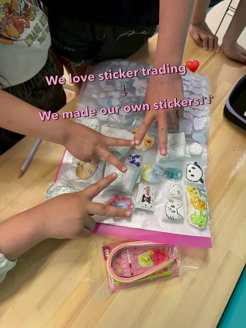 手作りシールを並べてシール交換を楽しむ子どもたち