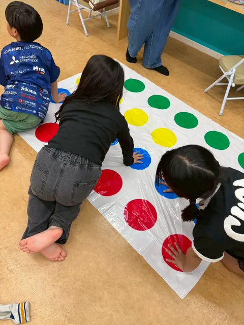 ツイスターゲームで遊ぶ子どもたち