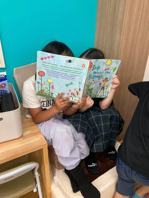 英語の絵本を読む子どもたち