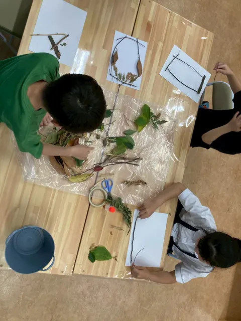 葉や枝を使った自然工作に取り組む子どもたち