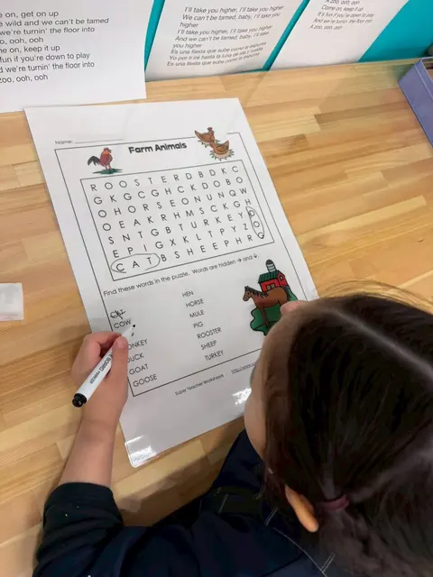 動物の英単語のワードサーチパズルに取り組む子ども