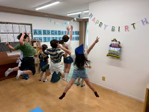 お誕生日の飾りつけをした教室で喜ぶ子どもたち
