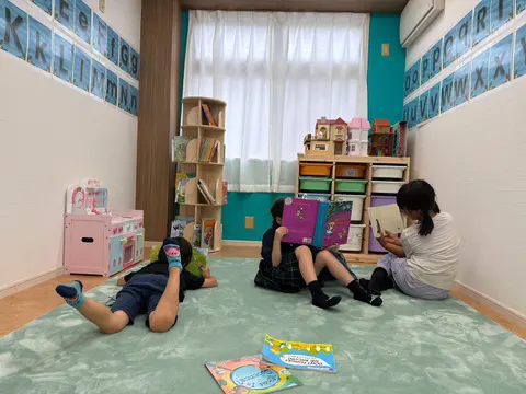 教室で絵本を読む子どもたち