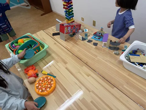 ブロックやおままごとのおもちゃで遊ぶ子どもたち