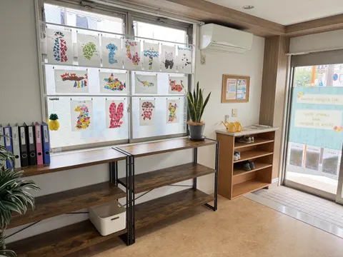 子どもたちの作品が窓辺に飾られた教室