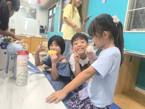 アフタースクールで笑顔の小学生たち