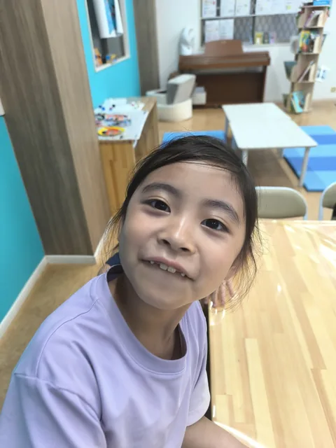 カメラに向かって笑顔を見せるアフタースクールの女の子