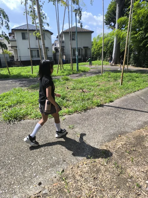 公園への道を元気に歩くアフタースクールの子ども