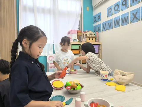 おもちゃの野菜でおままごとをするアフタースクールの子どもたち