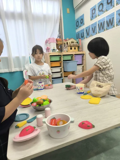教室でお店屋さんごっこを楽しむ子どもたち
