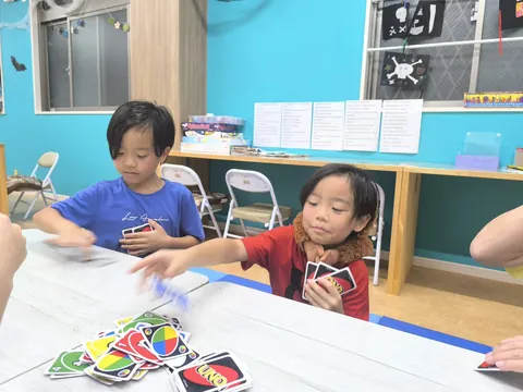 アフタースクールで友だちとUNOを楽しむ子どもたち