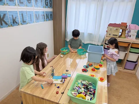 アフタースクールでブロックやおもちゃで遊ぶ子どもたち