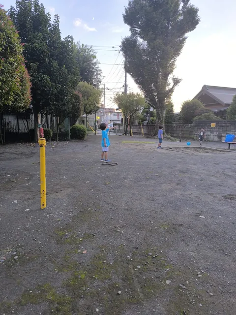 公園でサッカーを楽しむアフタースクールの子どもたち
