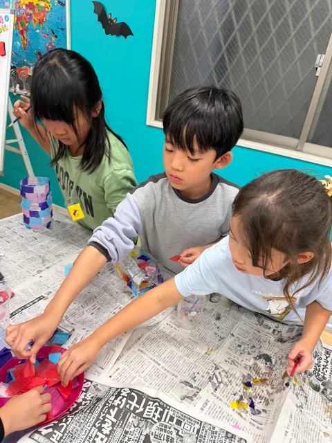色とりどりの紙を貼ってランタン作りに取り組む子どもたち