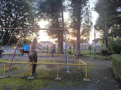 公園のブランコで外遊びを楽しむアフタースクールの子どもたち