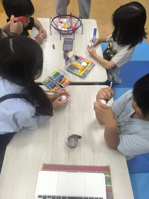 アフタースクールでペンを使って工作を楽しむ子どもたち