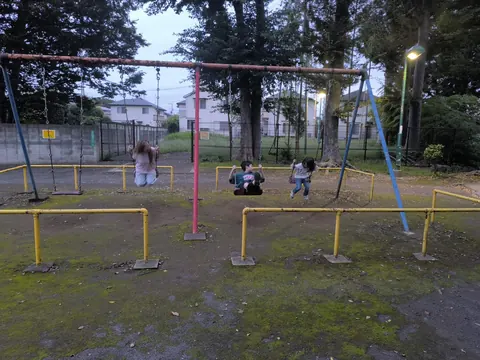 放課後に公園でブランコを楽しむ子どもたち