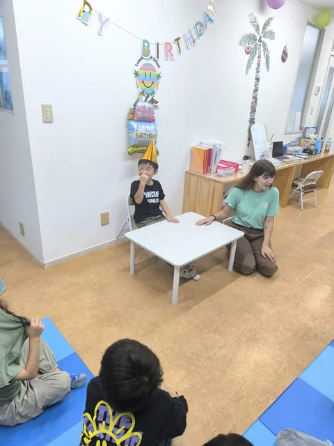 教室でお誕生日をお祝いするアフタースクールの子どもたち