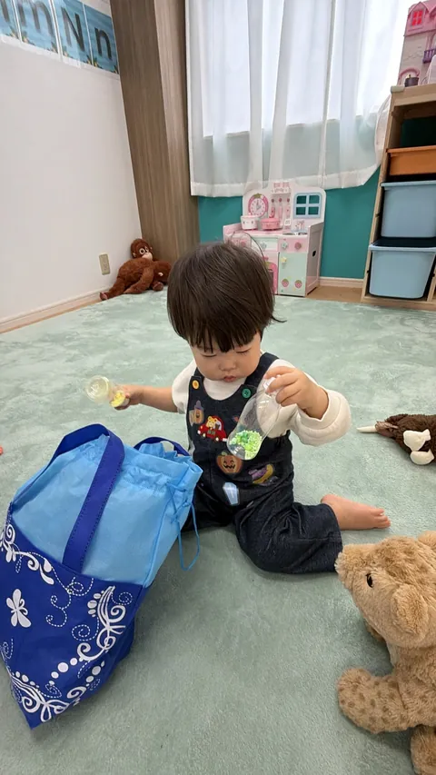バッグから楽器を取り出して遊ぶ子ども