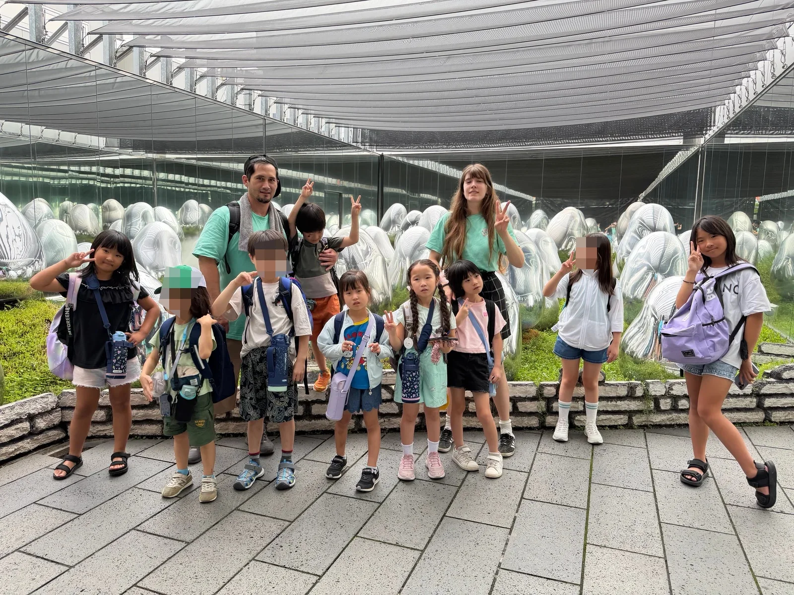 teamLabへのフィールドトリップで集合する子どもたちと先生