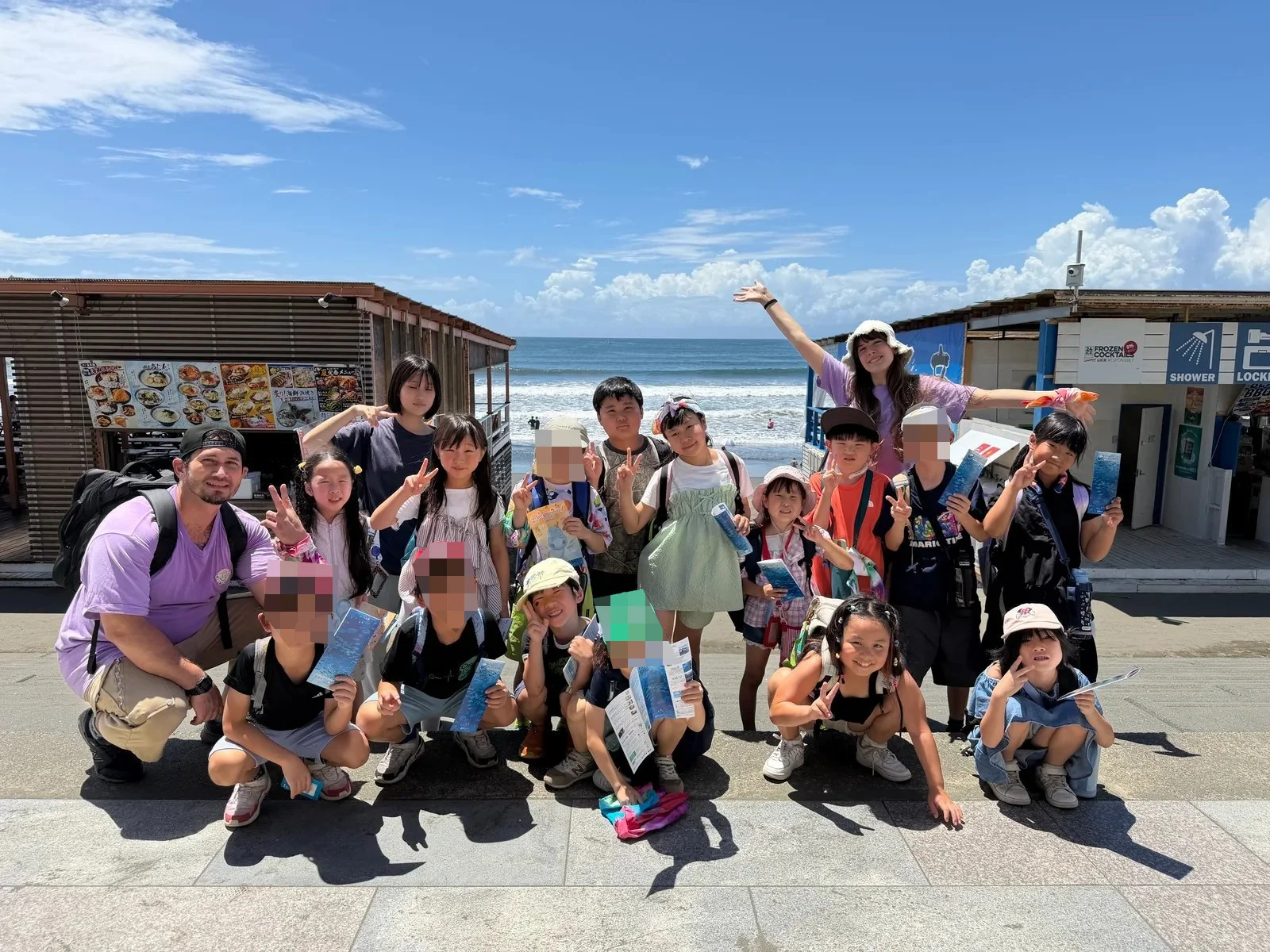 新江ノ島水族館へのフィールドトリップで集合する子どもたちと先生