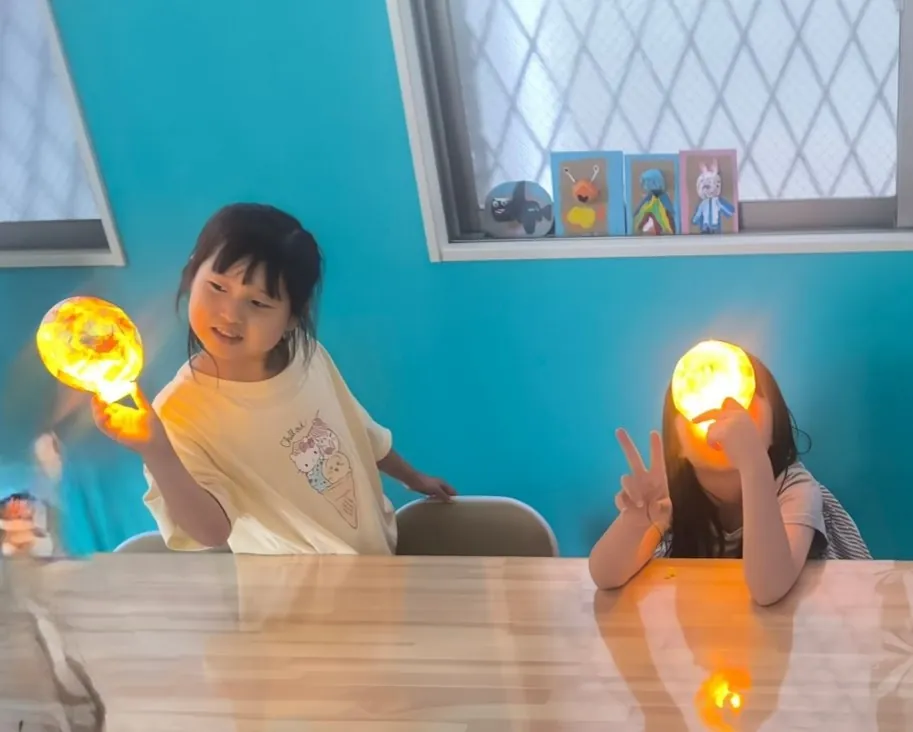 光を使ったソンクラーンのテーマ活動に取り組む子どもたち