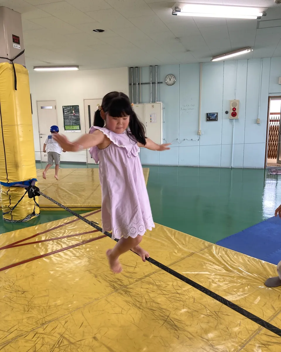 フィールドトリップでバランスラインに挑戦する子ども