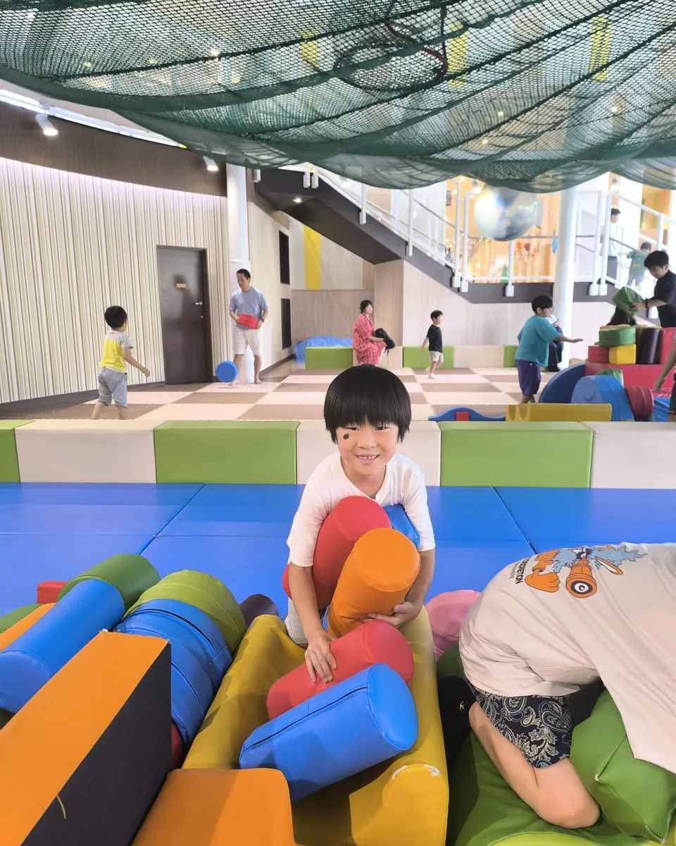 カラフルなブロックを組み立てて遊ぶ子ども